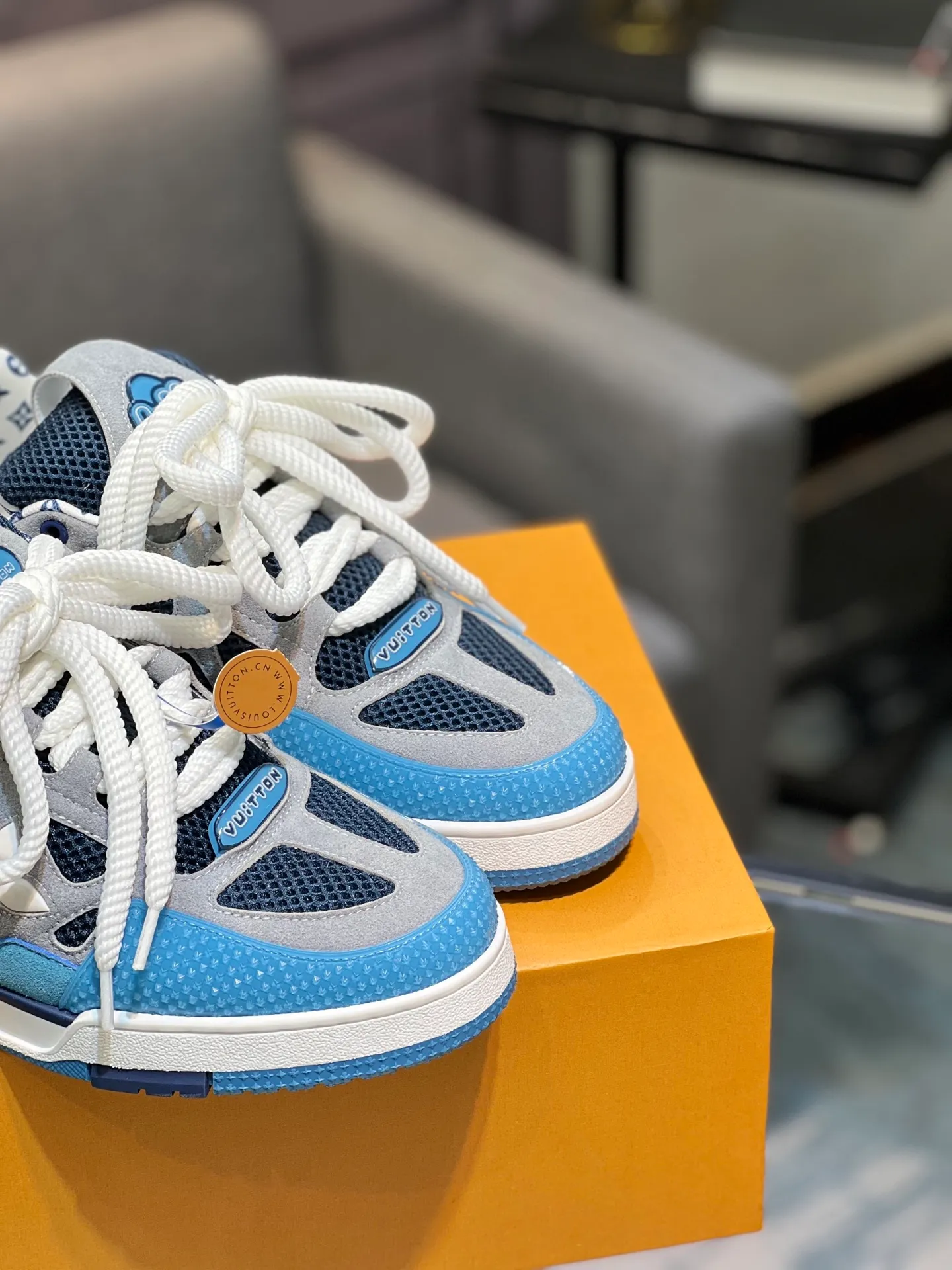 Men's men's shoes💰800 LV top version new style purchasing quality LV~Louis Vuitton LV TRAINER's best-looking sneakers, donkey brand strongly promotes new products, official website limited edition retro basketball sneakers! Both high-top and low-top models spent money to purchase 1:1 accurate reproductions of the originals. The details are invincible and full of sincerity. The imported custom-made original cowhide leather is the same as the original package. The details are 100% restored. The private model customizes the original one-piece TPU outsole. It is different from other brands. Without the original version, this effect cannot be achieved!                Men's and women's models 35-40 39-45 (46 is custom-made and cannot be returned or exchanged)